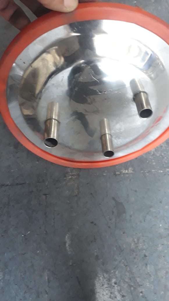 Tapa en acero inoxidable de tres huecos vista por debajo, con el empaque — foto real