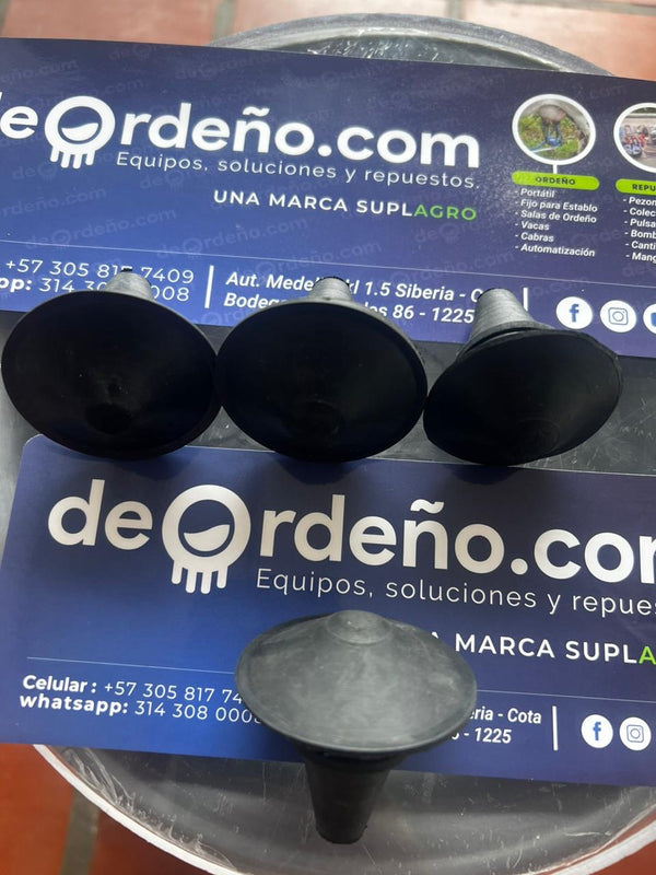 Tres tapones de pezonera y uno con vástago, vistos desde arriba — foto real