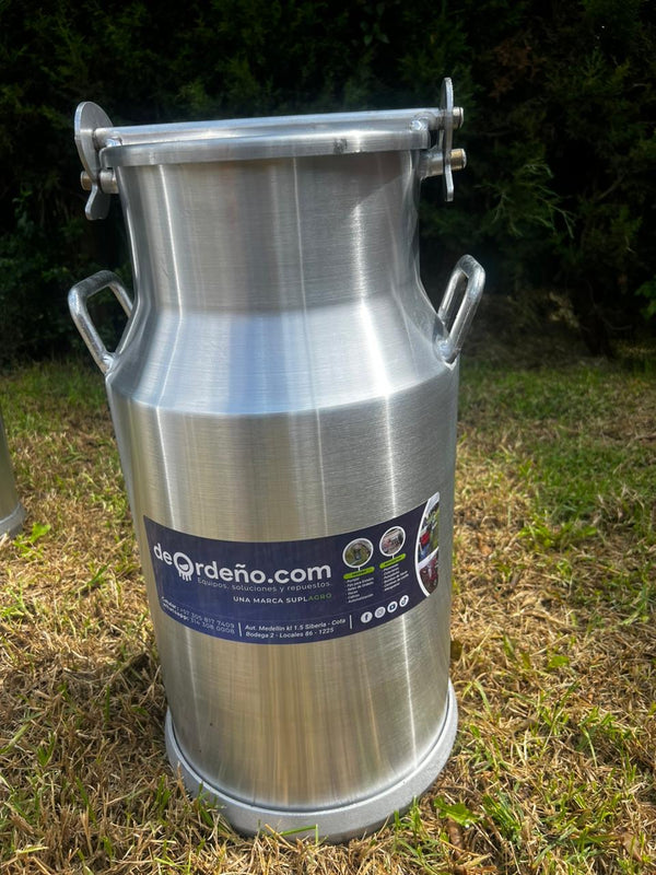 Cantina lechera de aluminio con tapa hermética de gancho, en el pasto — foto real