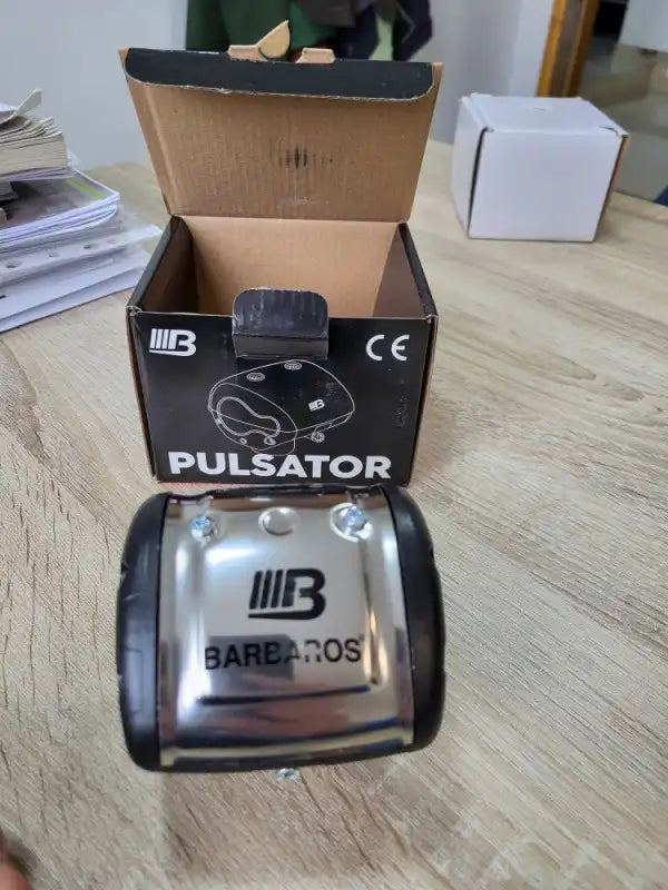 Pulsador neumático L80 para ordeño recién sacado de su caja — foto real