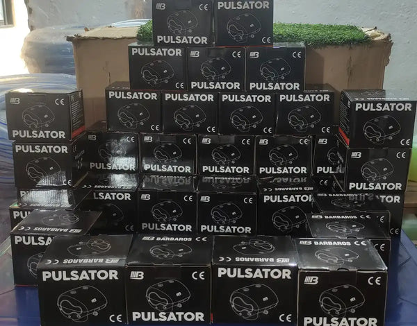 Pulsador neumático L80 instalado en un equipo de ordeño para vacas — foto real