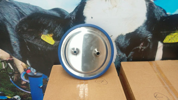 Tapa en acero inoxidable puesta sobre una cantina de ordeño — foto real