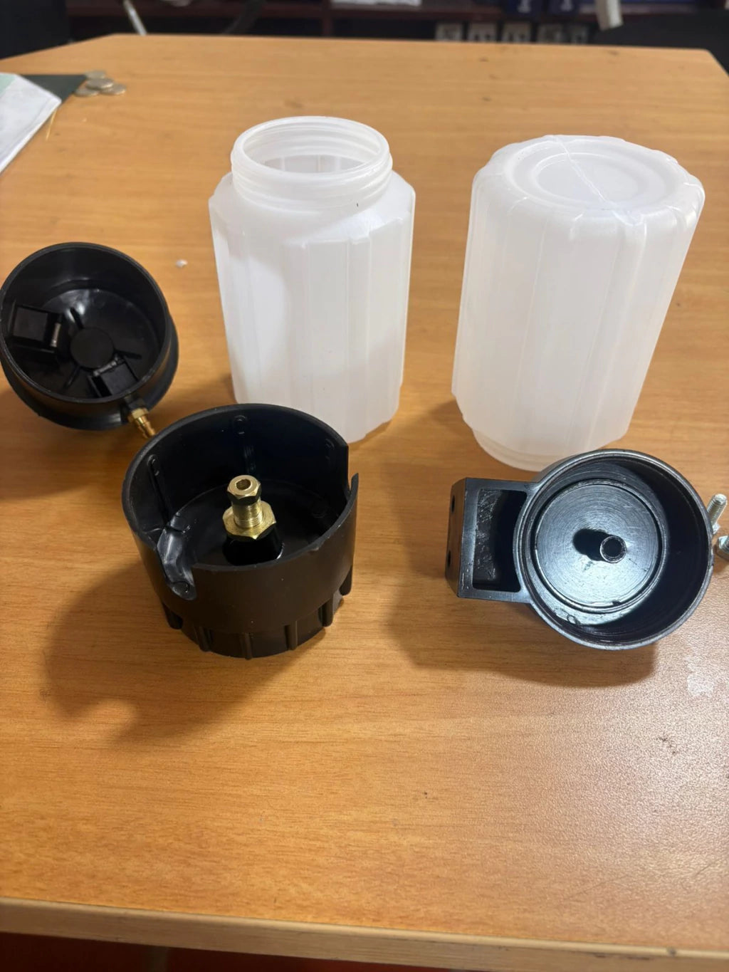 Aceitera lubricador desarmada: depósito plástico y tapa