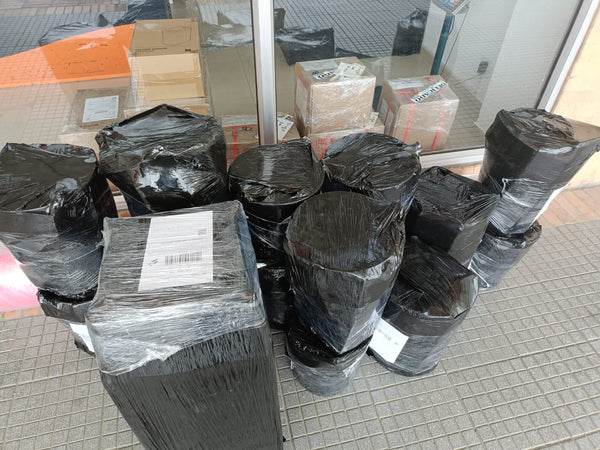 Baldes lecheros de aluminio embalados y listos para despacho en la bodega de Cota — foto real