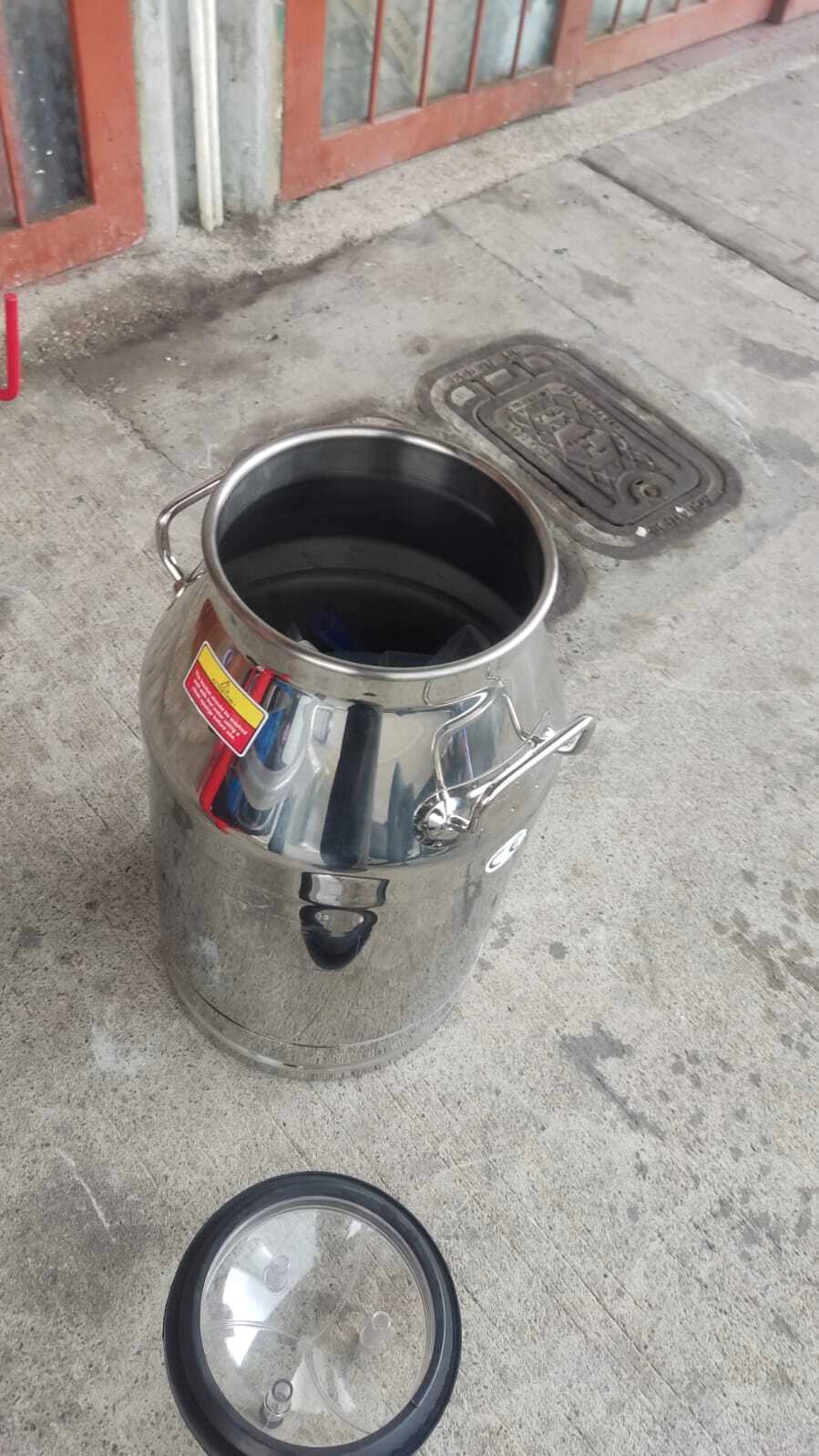 Cantina de acero inoxidable abierta con su tapa