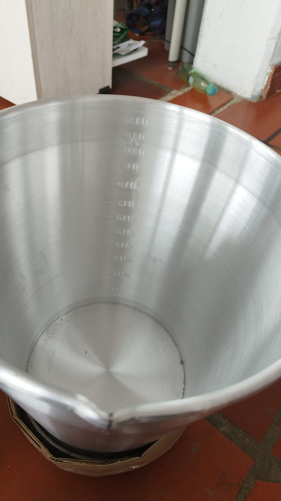Interior del balde lechero con la regla de medición marcada de 1 a 11 litros
