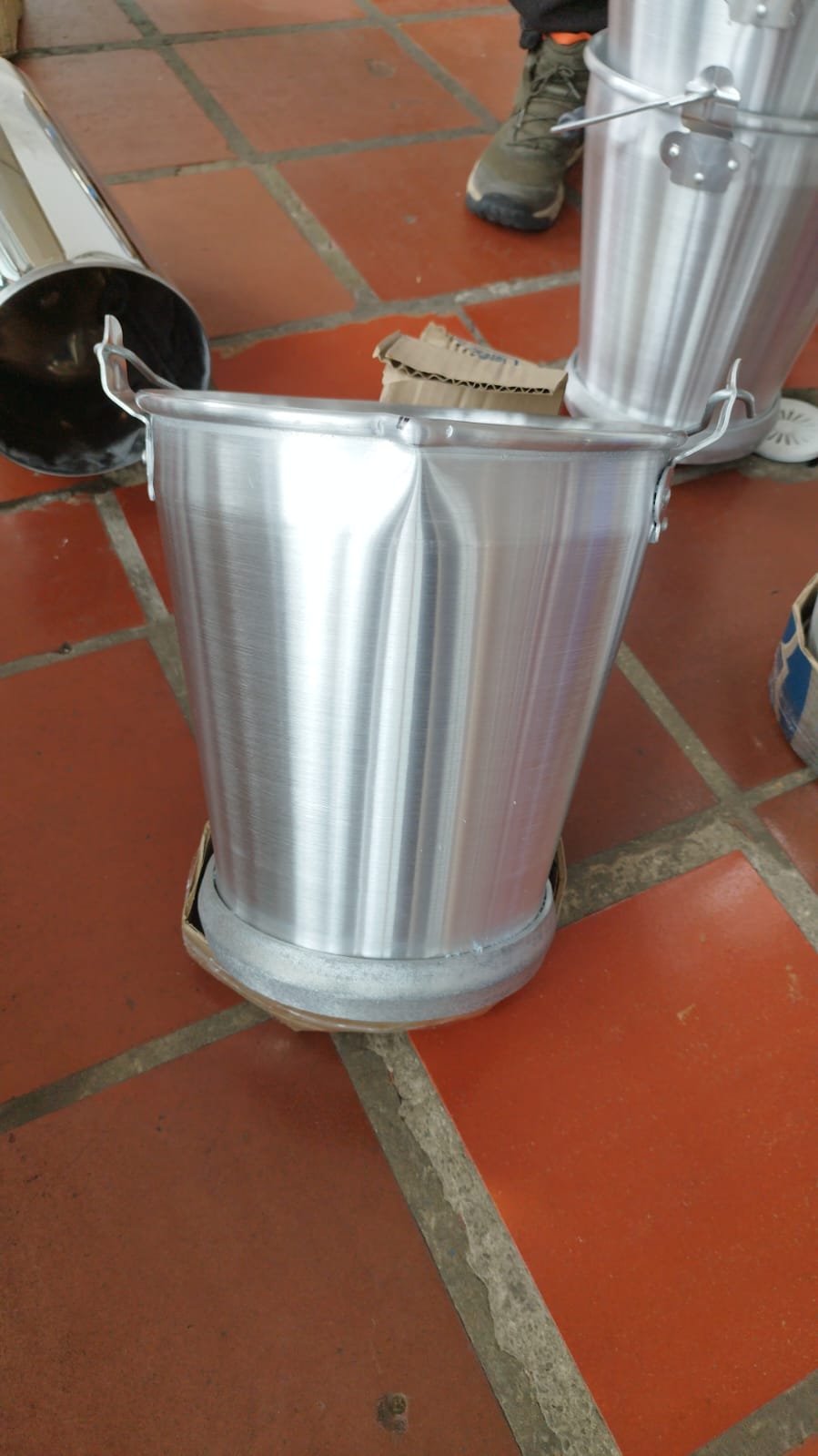 Balde lechero de aluminio listo para despacho, con la base protegida en cartón