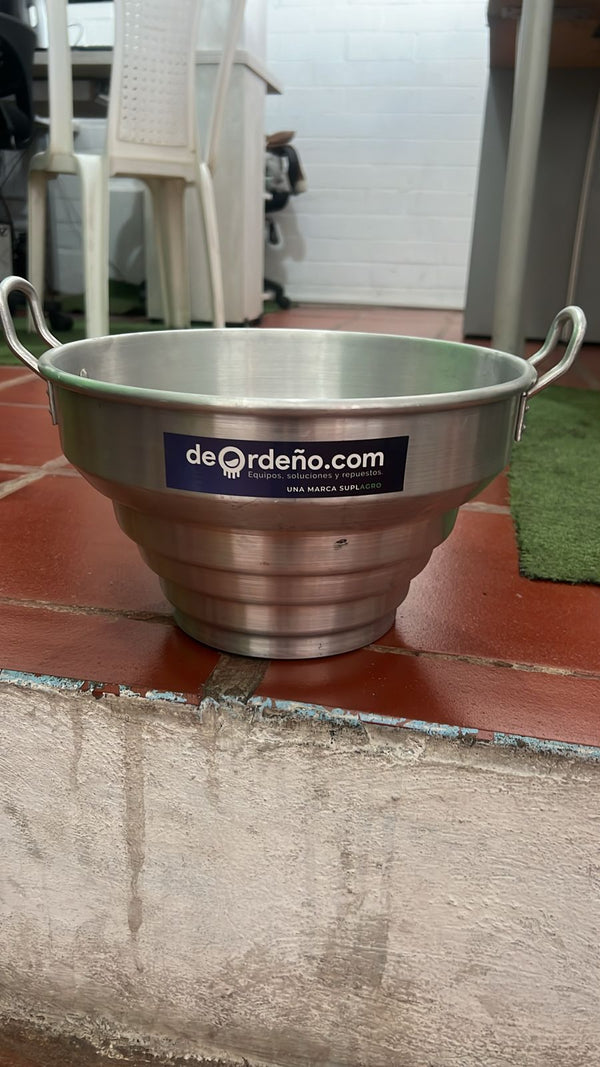 Filtro lechero en aluminio para colar la leche al pasarla a la cantina — foto real