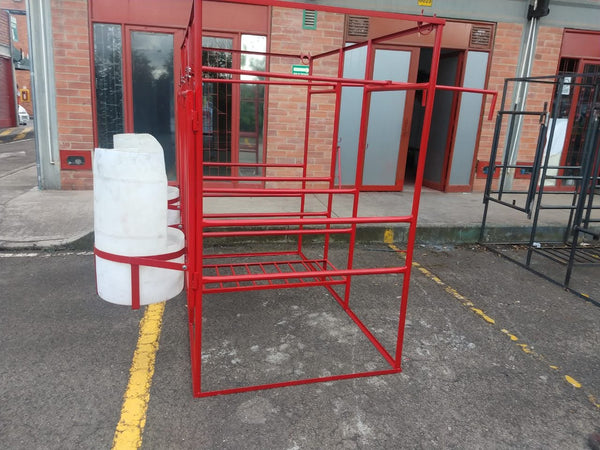 Establo fijo en hierro pintado de rojo, listo para despacho — foto real