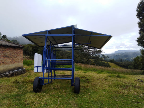 Establo portátil en hierro pintado con sus ruedas para moverlo por la finca — foto real