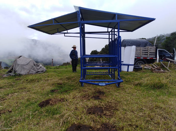 Entrega del establo portátil en hierro pintado, bajado del camión en la finca — foto real