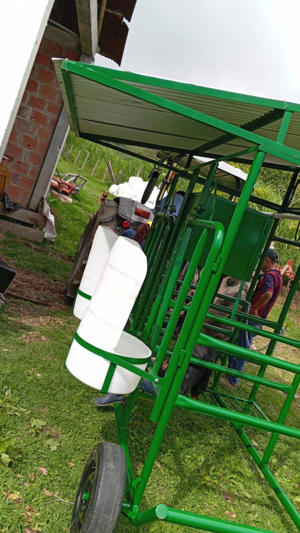 Establo portátil en hierro pintado de verde halado por tractor en la finca — foto real