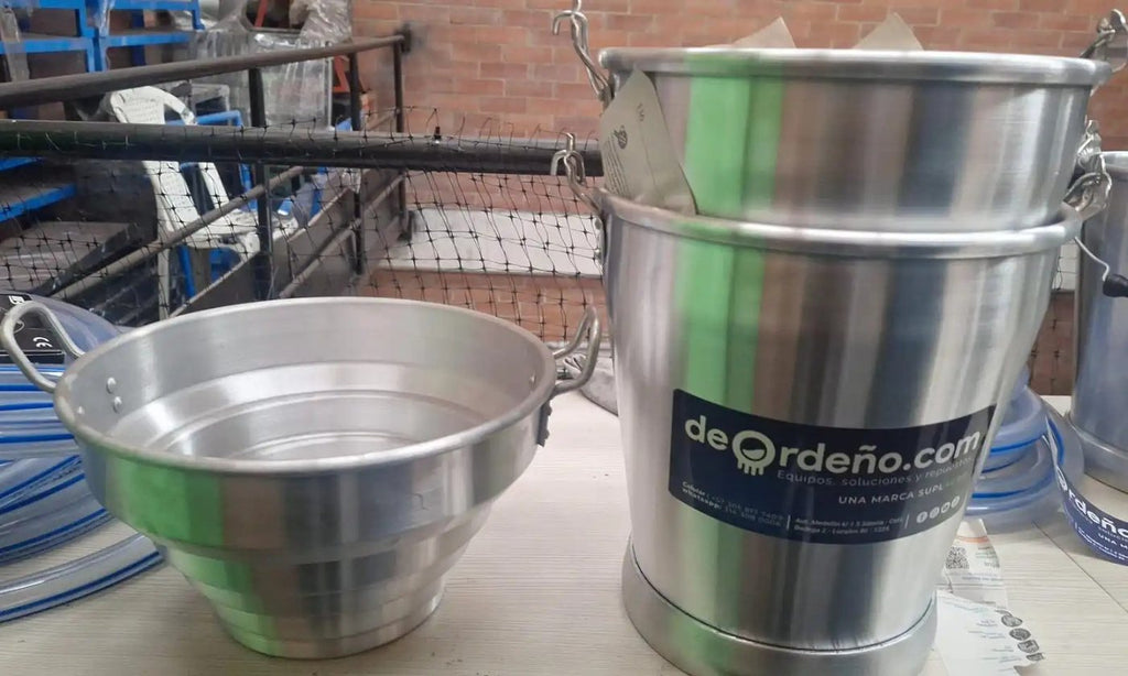 Balde lechero con aro de refuerzo en la base, al lado de uno sin refuerzo, para ver la diferencia