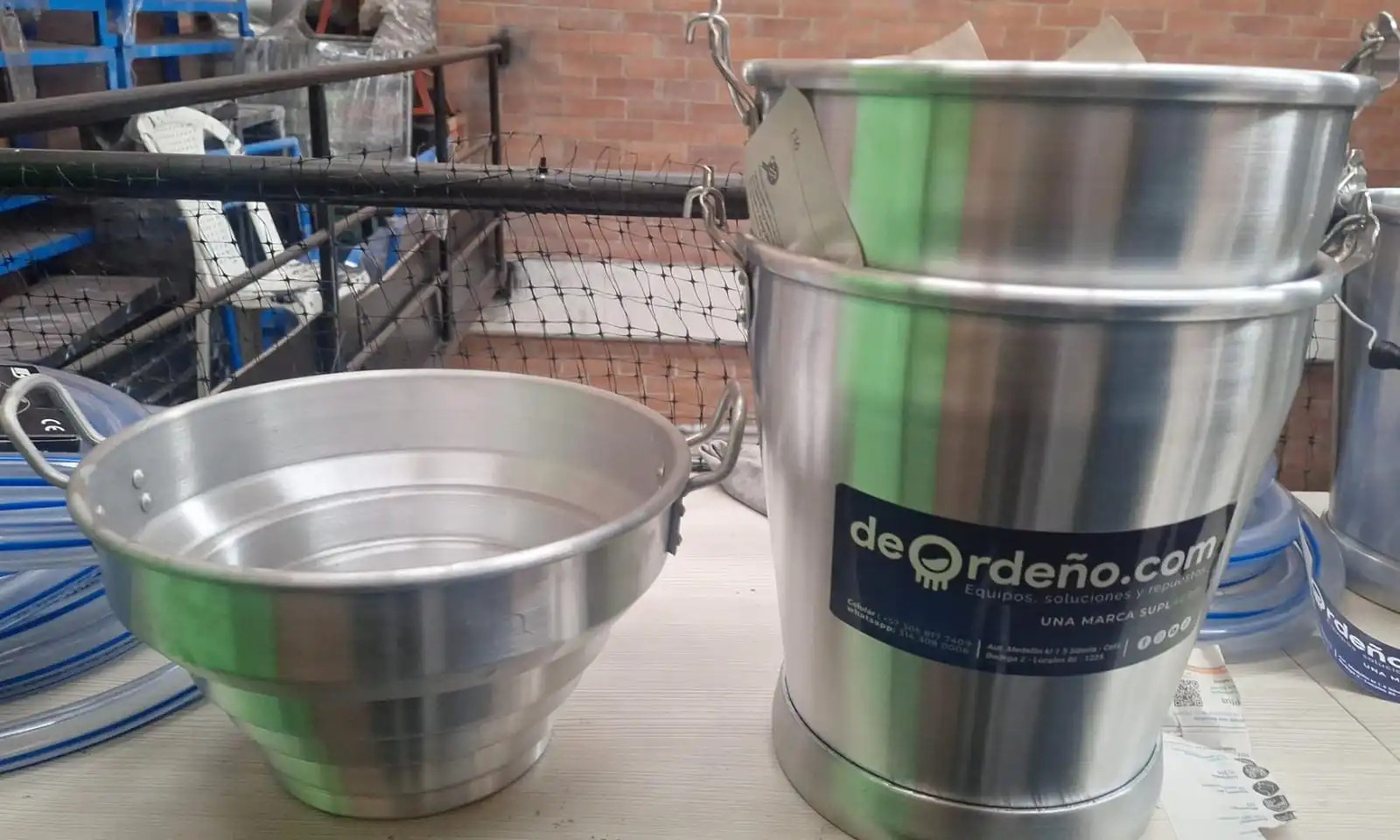 Balde lechero con aro de refuerzo en la base, al lado de uno sin refuerzo, para ver la diferencia