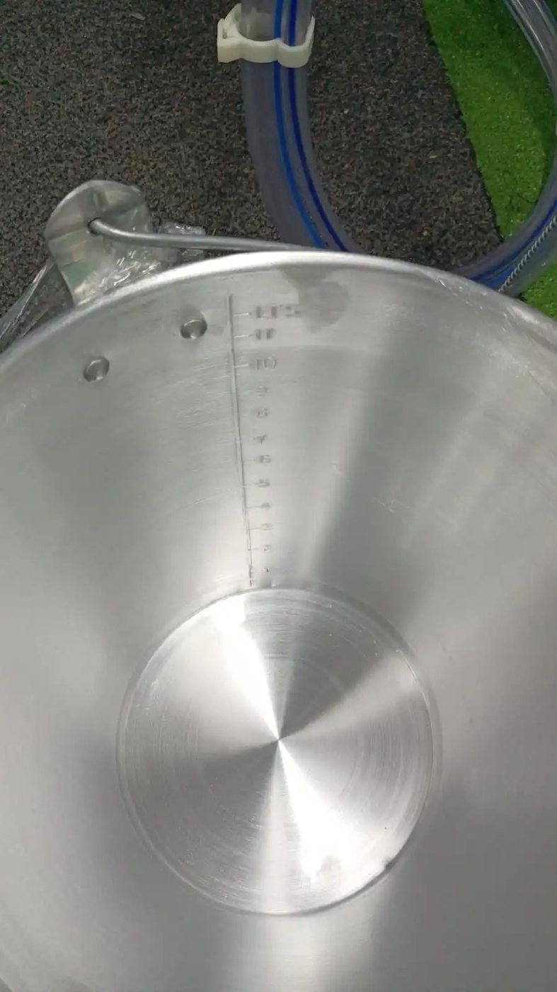 Regla de medición grabada dentro del balde lechero, marcada de 1 a 11 litros, para saber cuánta leche dio cada vaca sin usar otro recipiente