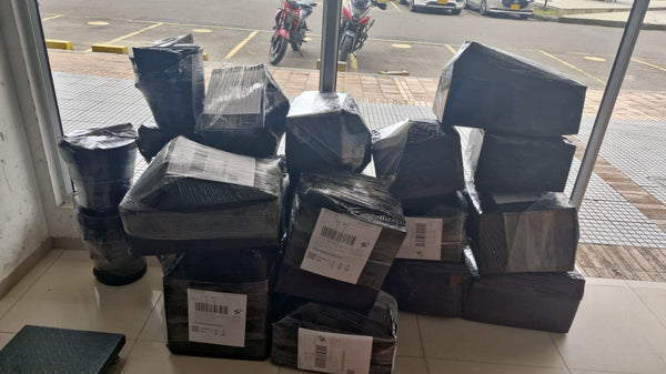 Pedidos de baldes lecheros marcados y organizados antes de salir a la transportadora — foto real