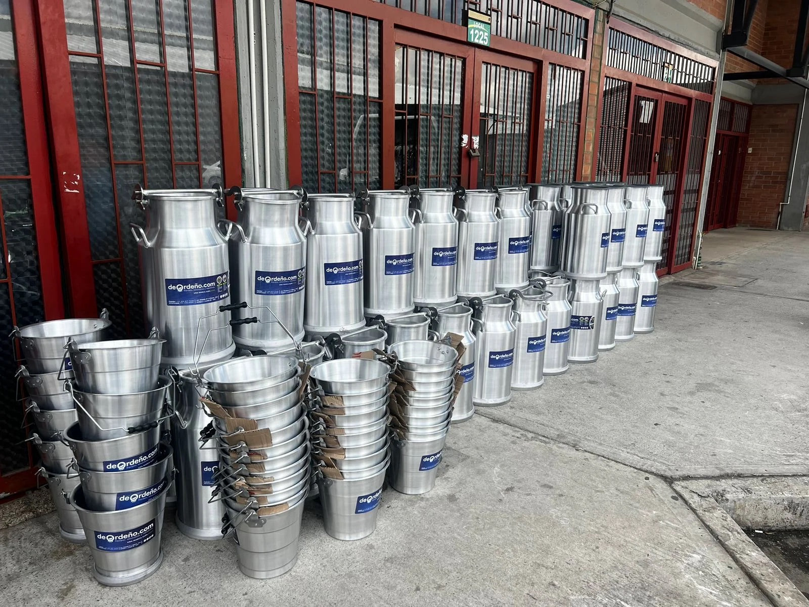 Lote de cantinas y baldes lecheros deOrdeño listos para despacho