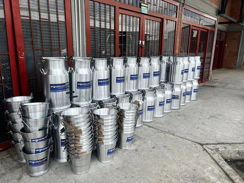 Lote de cantinas y baldes lecheros deOrdeño listos para despacho