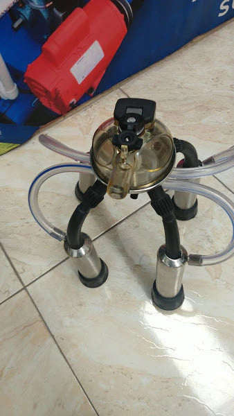 Unidad de ordeño Classic 300 apoyada en el piso — foto real