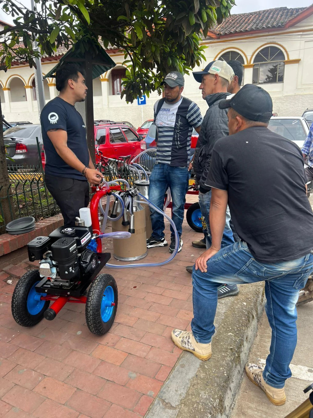 Entrega del combo a un productor de leche