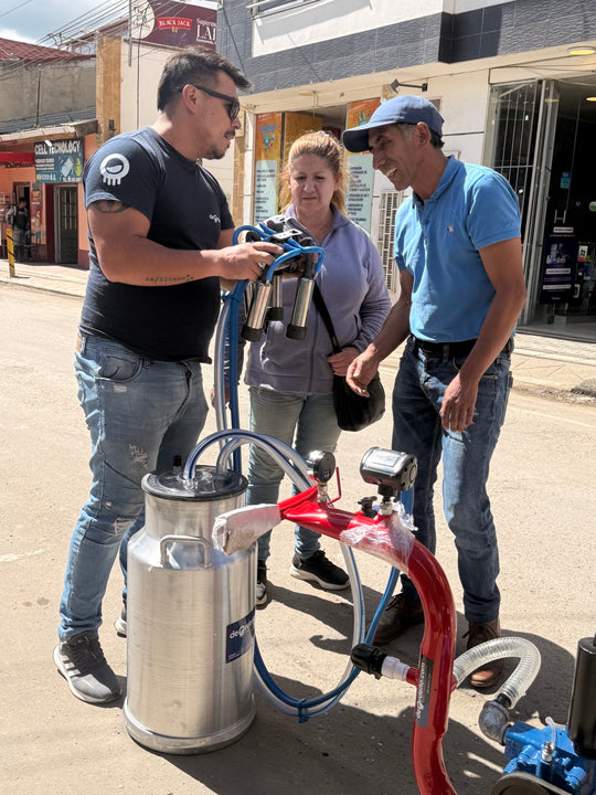 Entrega contra entrega de un equipo Ecomilk: el cliente lo recibe y revisa con el asesor de deOrdeño