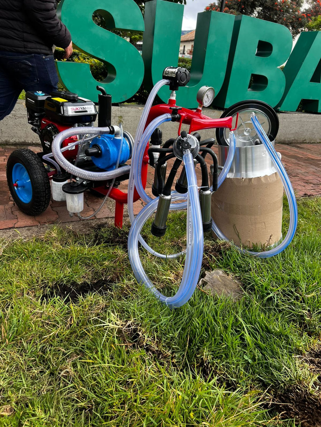 Equipo de ordeño Ecomilk Pro completo: motor a gasolina de 6.5 hp, bomba de vacío azul, vacúómetro, dos unidades de ordeño con pezoneras y cantina de aluminio de 40 litros