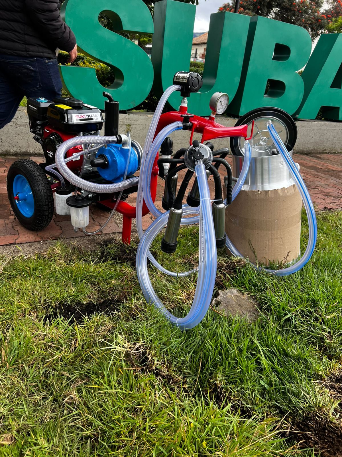 Equipo de ordeño Ecomilk Pro completo: motor a gasolina de 6.5 hp, bomba de vacío azul, vacúómetro, dos unidades de ordeño con pezoneras y cantina de aluminio de 40 litros