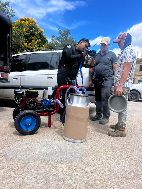 Entrega de un Ecomilk Pro: el técnico muestra las unidades de ordeño al cliente antes de dejarle el equipo — foto real