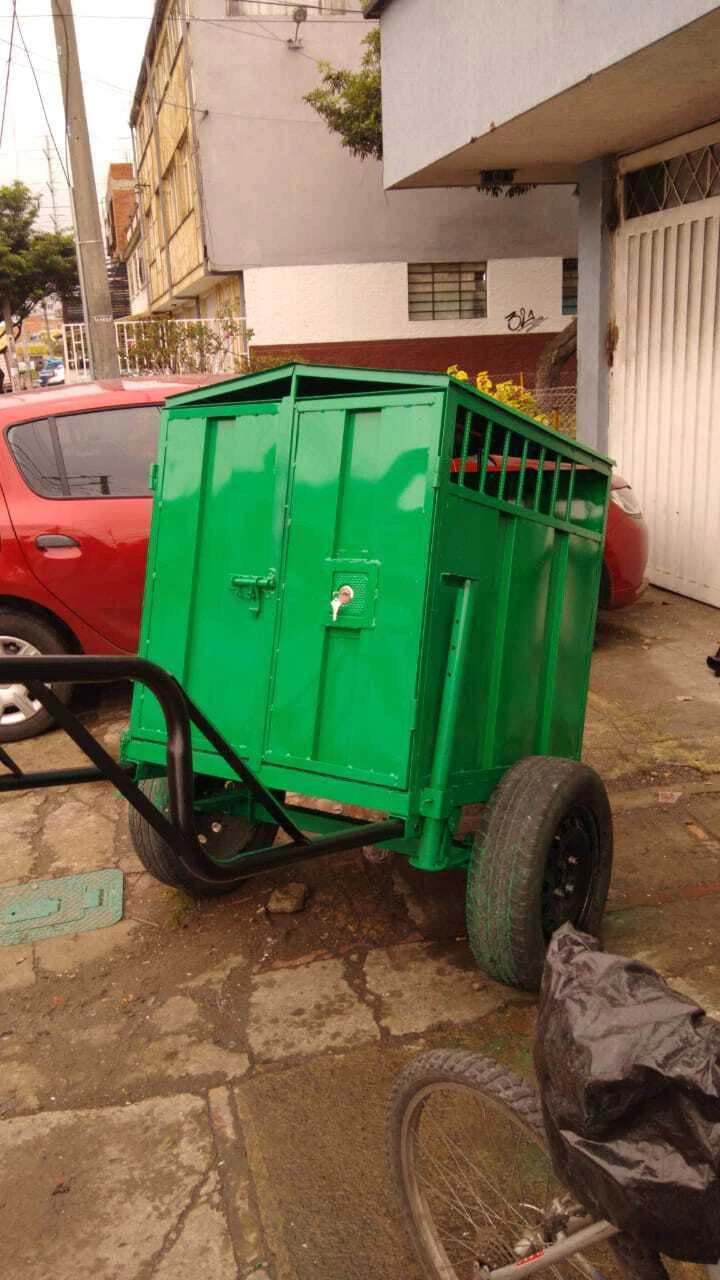 Caseta de ordeño con las puertas cerradas y el seguro