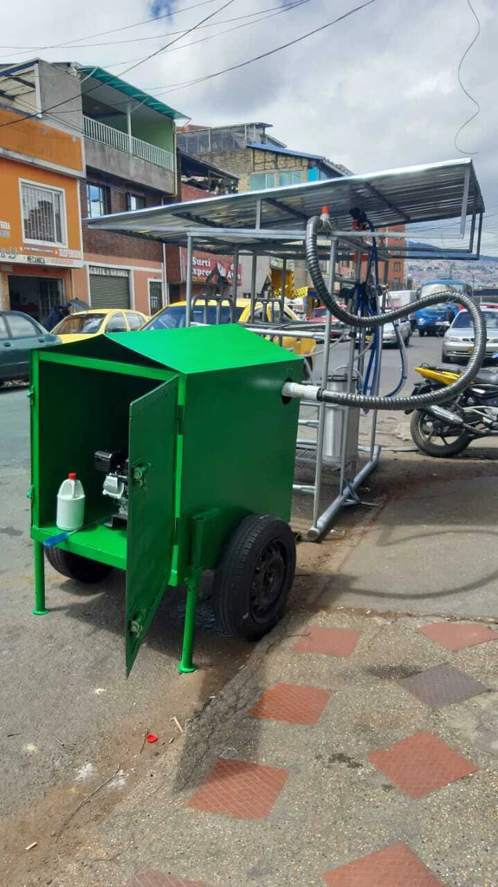Caseta de ordeño con las puertas abiertas y el equipo adentro