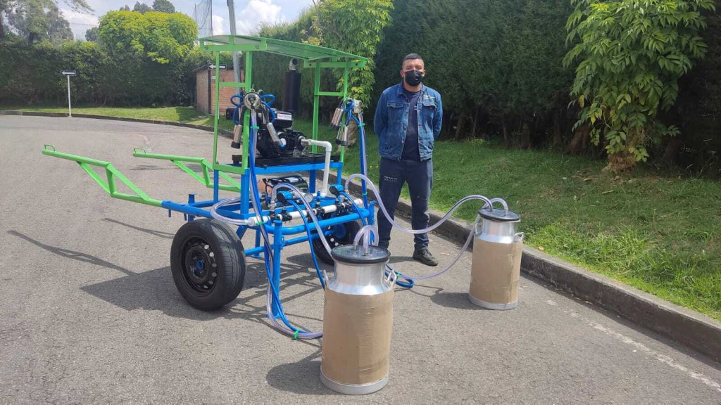 Tráiler de ordeño con techo y llantas de automóvil visto de frente