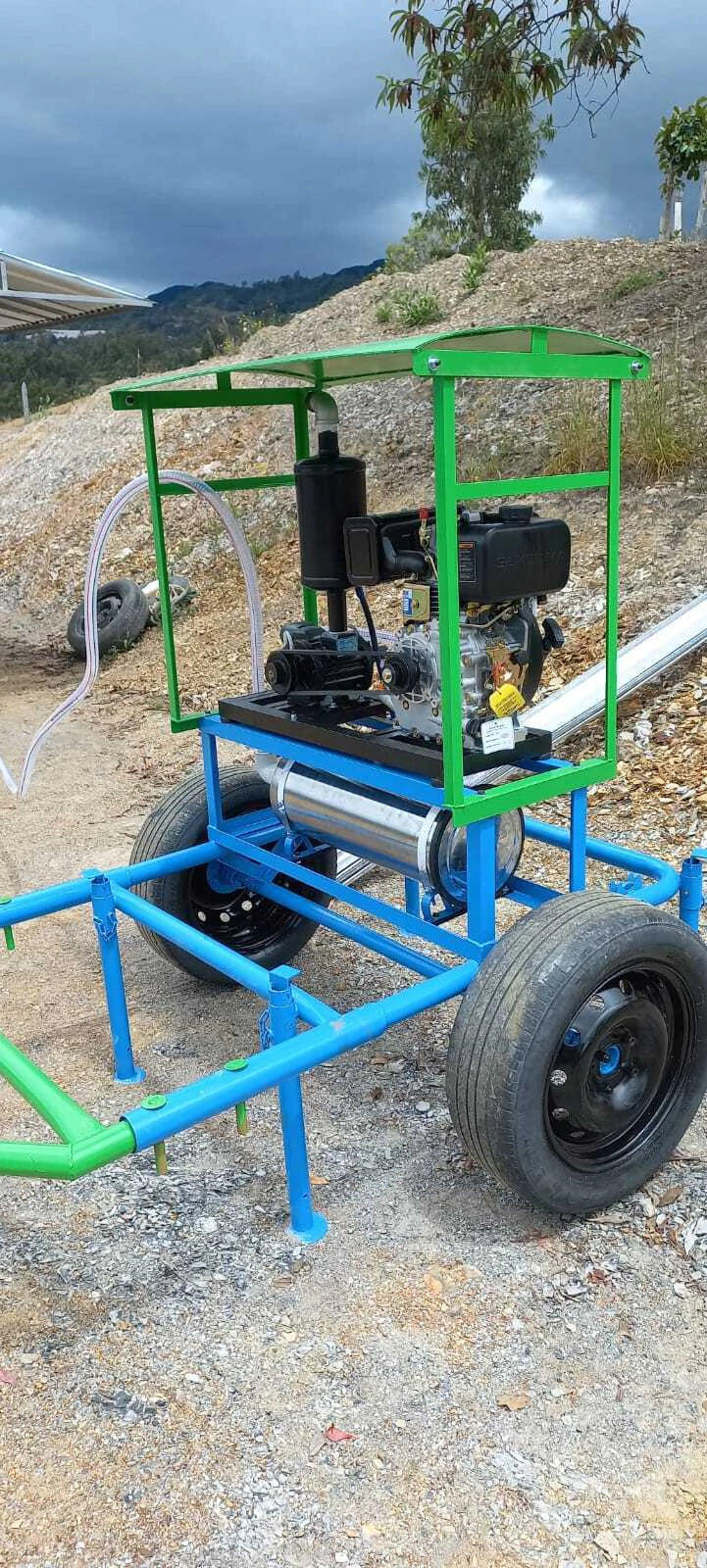 Chasis del tráiler de ordeño con sus llantas de automóvil