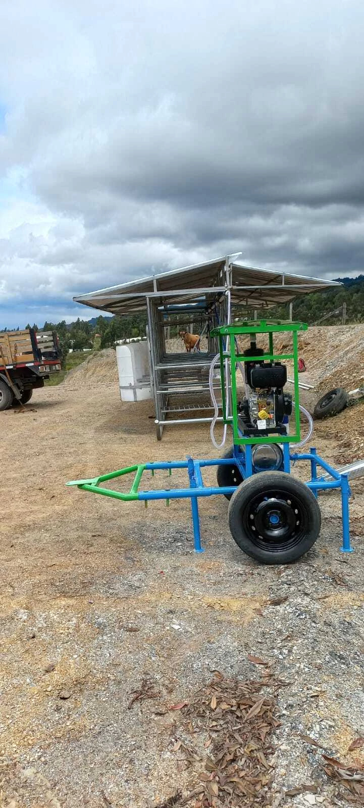 Tráiler de ordeño con techo en el campo