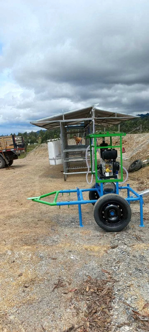 Tráiler de ordeño con techo en el campo — foto real