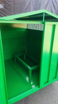 Interior de la caseta de ordeño, vacía, con su espacio para el equipo