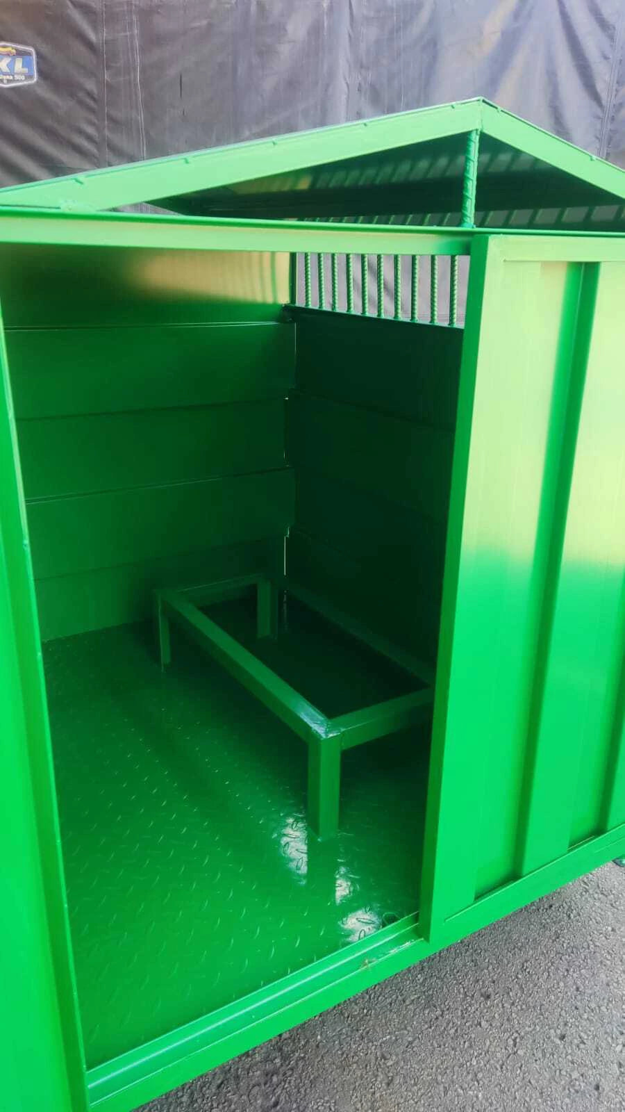 Interior de la caseta de ordeño, vacía, con su espacio para el equipo