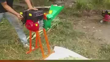 Video corto real: forraje picado saliendo del Picapasto MC-J01 sobre un costal