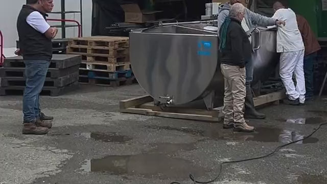 Prueba de enfriamiento en campo: técnicos midiendo la temperatura de la leche en el tanque abierto