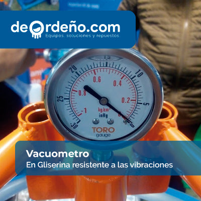 Vacuómetro en glicerina resistente a las vibraciones, montado en un equipo de ordeño — foto real