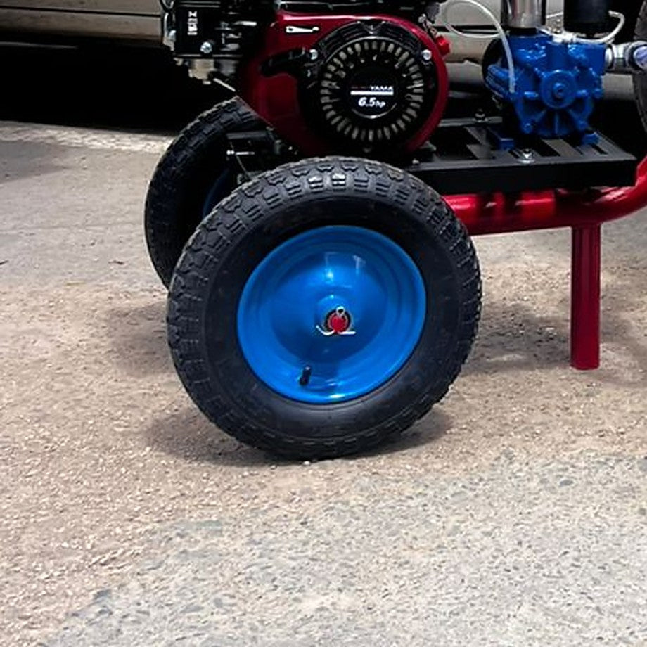 Rueda neumática de 8 pulgadas vista de frente, con su eje en el carro del equipo de ordeño