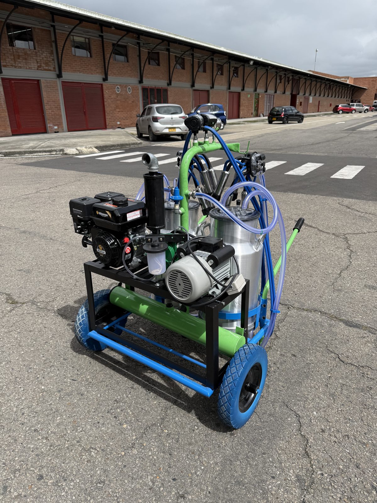 Twin Car Línea Económica de perfil: chasis negro, motor a gasolina y cantina en aluminio