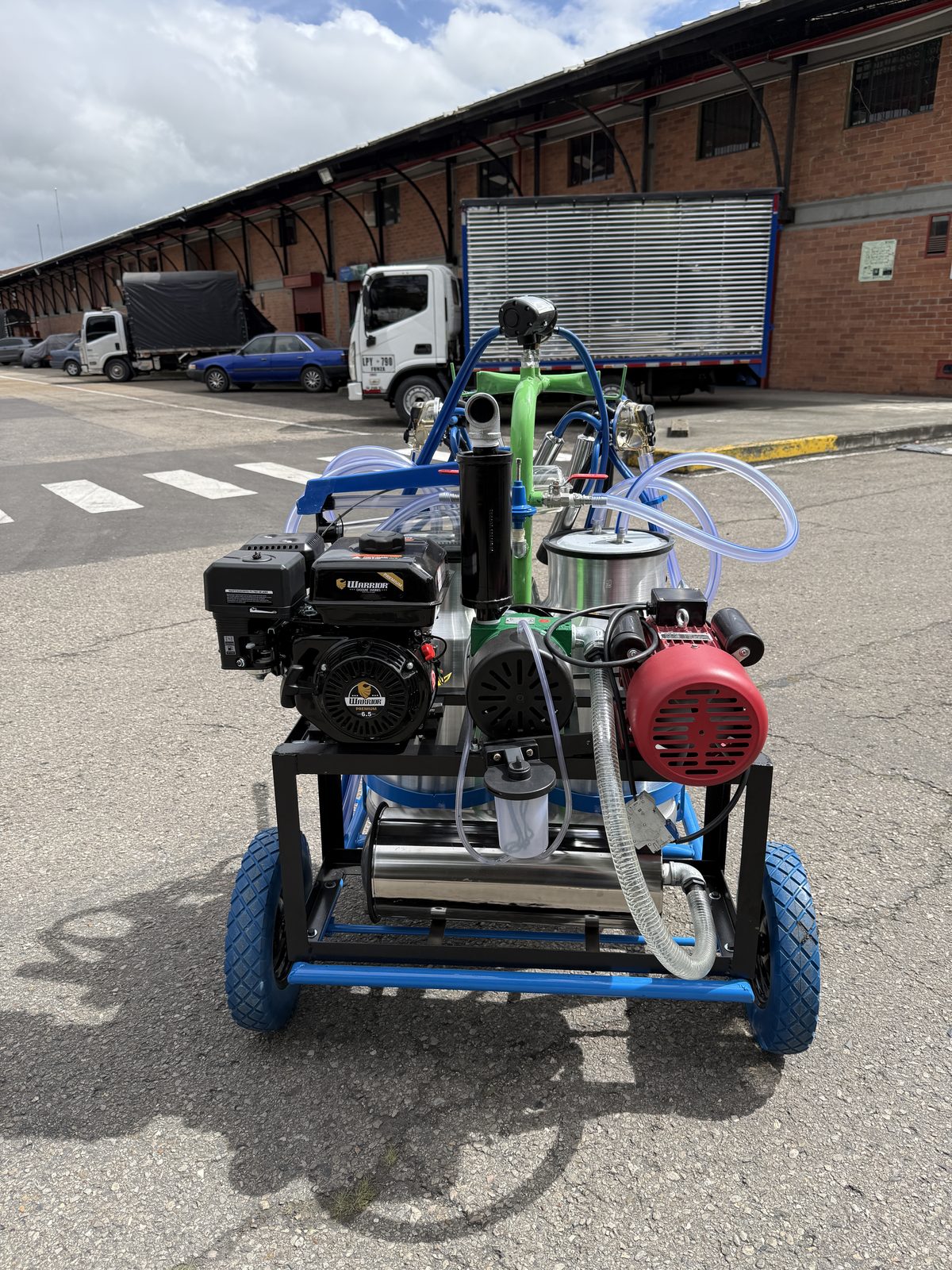 Twin Car Línea Premium de frente con motor a gasolina y motor eléctrico