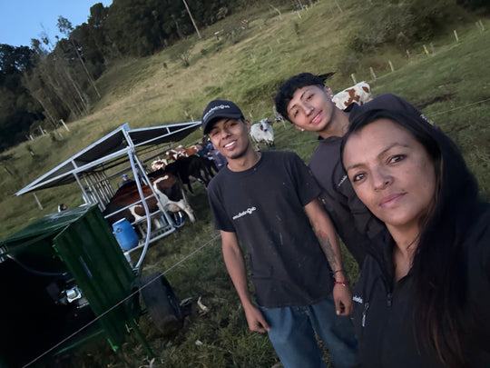 Equipo de deOrdeño con la familia ganadera el día de la entrega en Saboyá, Boyacá